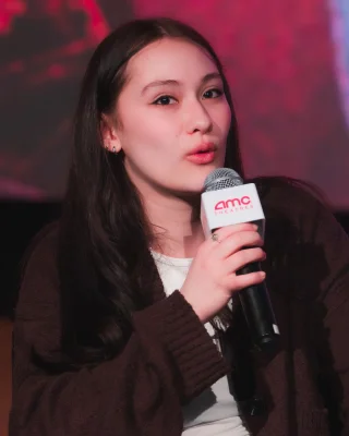 Lola Tung height profile photo