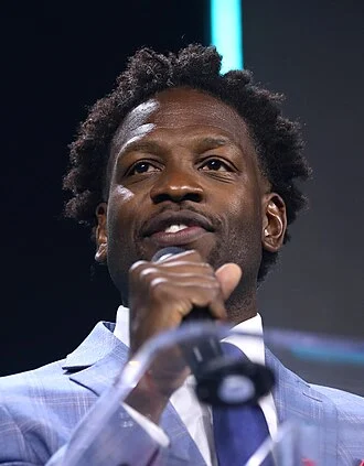 Lorenzo Sewell height profile photo