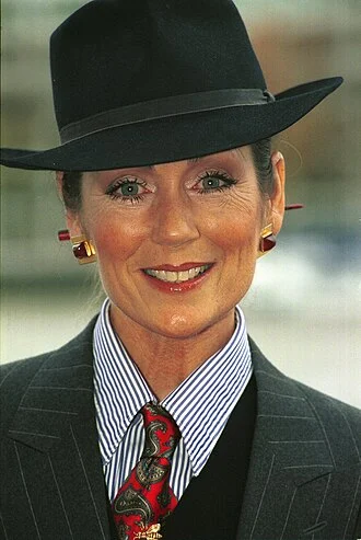 Lorraine Chase height profile photo