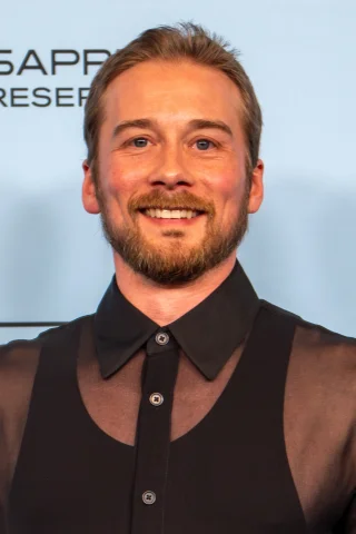 Lou Taylor Pucci height profile photo