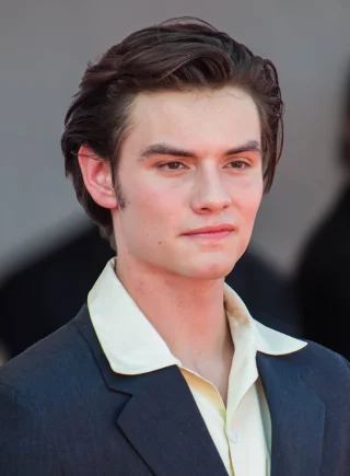 Louis Partridge height profile photo