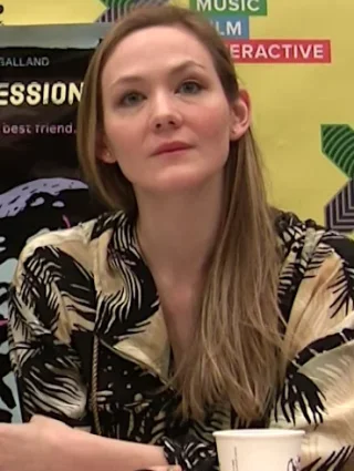 Louisa Krause height profile photo