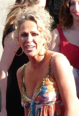 Lucy Benjamin height profile photo