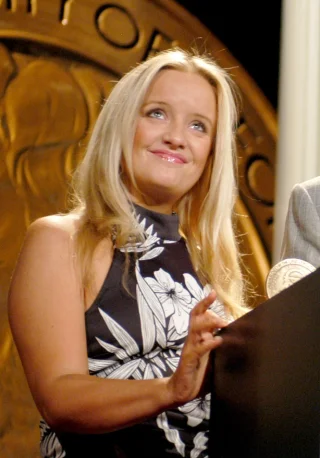 Lucy Davis height profile photo