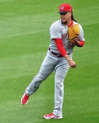 Luis Castillo (pitcher, born 1992) height profile photo