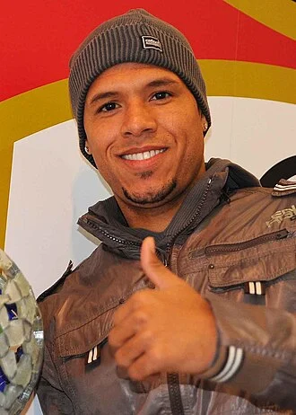 Luís Fabiano height profile photo