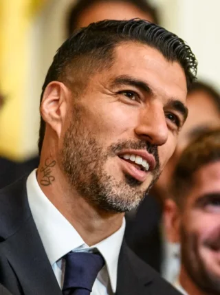 Luis Suárez height profile photo