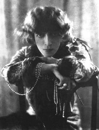 Luisa Casati height profile photo