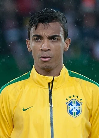 Luiz Gustavo height profile photo