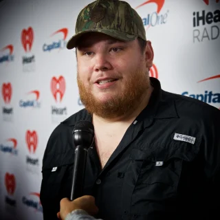 Luke Combs height profile photo