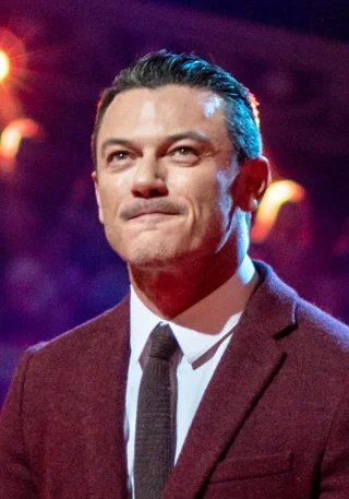 Luke Evans height profile photo