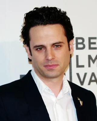 Luke Kirby height profile photo