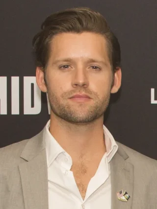 Luke Kleintank height profile photo