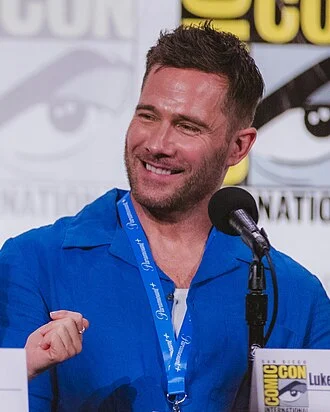 Luke Macfarlane height profile photo