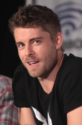Luke Mitchell height profile photo