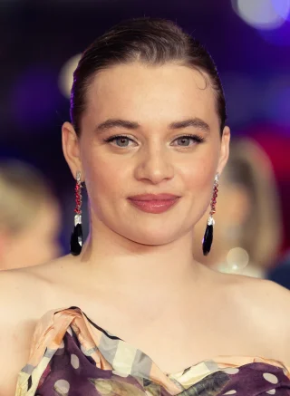 Luna Wedler height profile photo