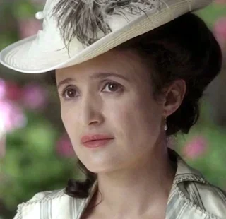 Lyndsey Marshal height profile photo