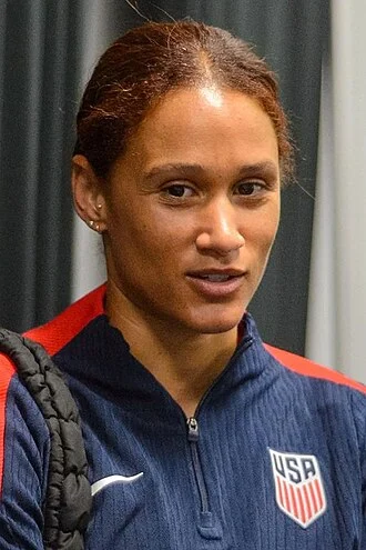 Lynn Biyendolo height profile photo