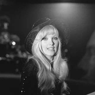 Lynsey de Paul height profile photo