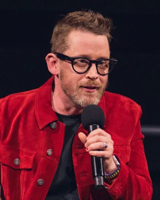 Macaulay Culkin height profile photo