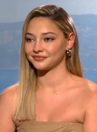 Madelyn Cline height profile photo