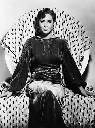 Mae Clarke height profile photo