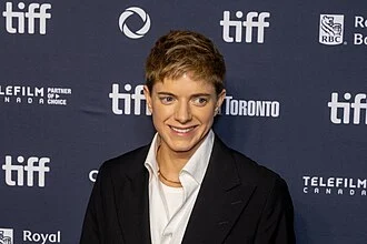 Mae Martin height profile photo