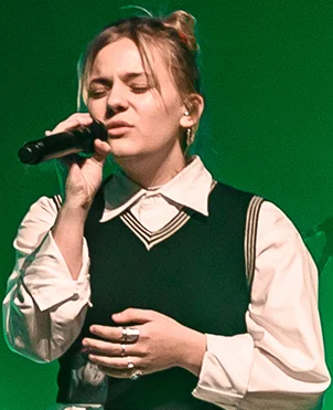Maisy Stella height profile photo