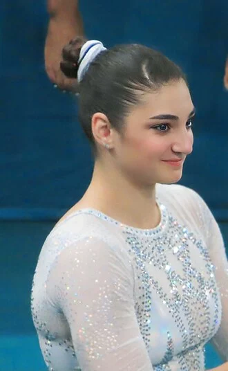 Manila Esposito height profile photo