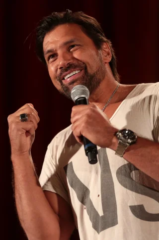 Manu Bennett height profile photo