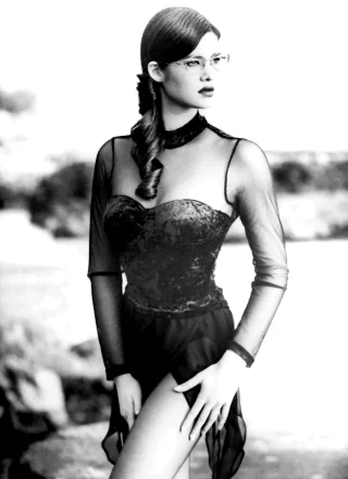 Manuela Arcuri height profile photo