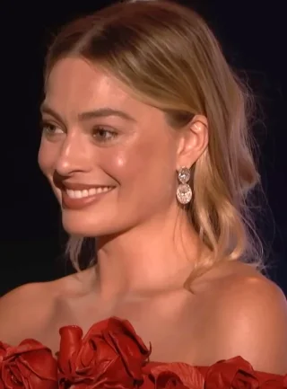 Margot Robbie height profile photo