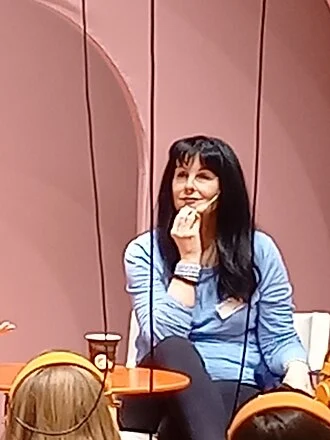 Marian Keyes height profile photo