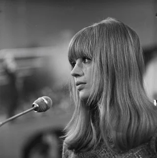 Marianne Faithfull height profile photo