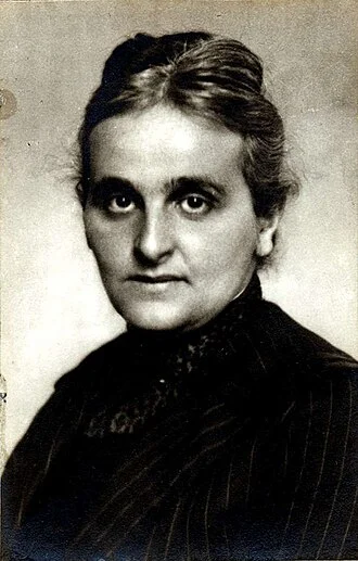 Marie Bernays height profile photo