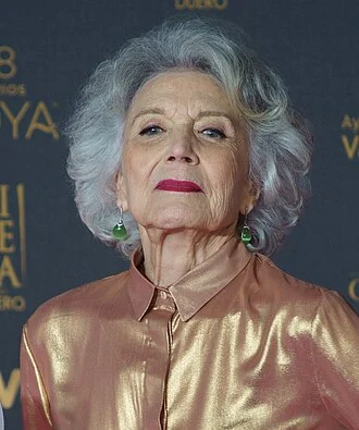 Marisa Paredes height profile photo