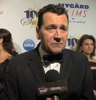 Mark Lindsay Chapman height profile photo