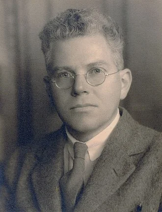 Mark Oliphant height profile photo