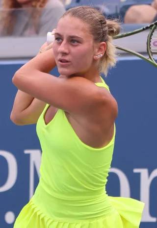 Marta Kostyuk height profile photo