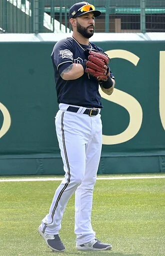 Marwin González height profile photo