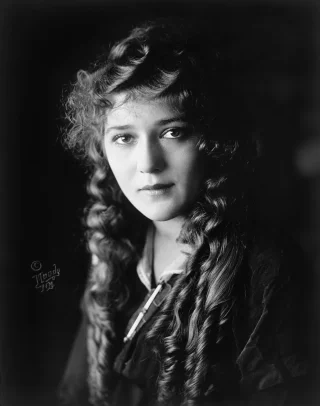 Mary Pickford height profile photo