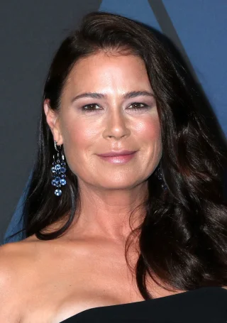 Maura Tierney height profile photo