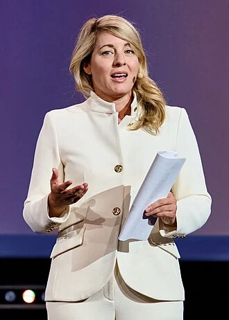 Mélanie Joly height profile photo