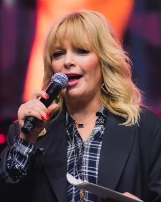 Melissa Peterman height profile photo