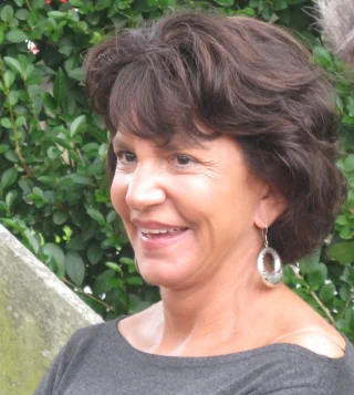 Mercedes Ruehl height profile photo