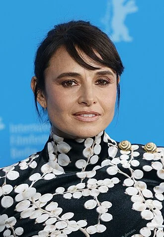 Mía Maestro height profile photo