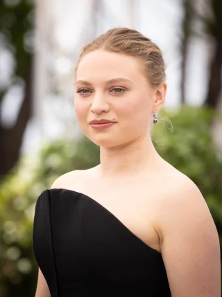 Mia Threapleton height profile photo