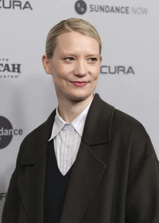 Mia Wasikowska height profile photo