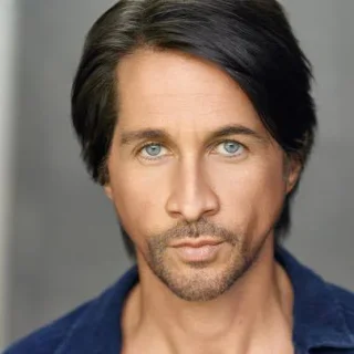 Michael Easton height profile photo