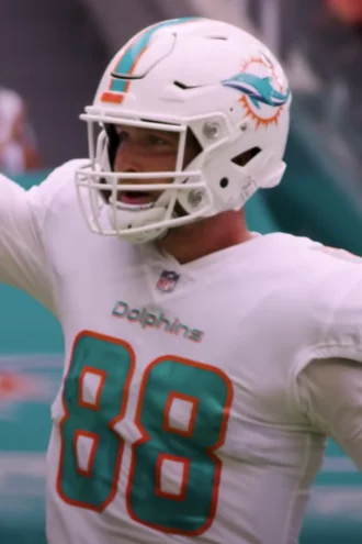 Mike Gesicki height profile photo